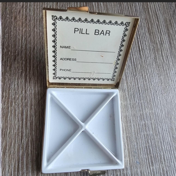 Victorian-style pill box by L W Rice features a gold tone finish - Picture 5 of 5